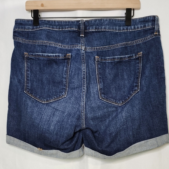 Old Navy Women's Short Size 12 Dark Wash Distressed Roll Cuff Beach‎ Tree Casual - Picture 2 of 7